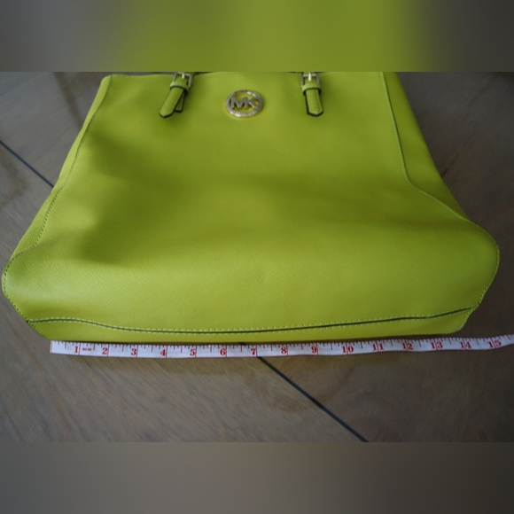 Michael Kors Apple green Jet Set Tote - Picture 8 of 10
